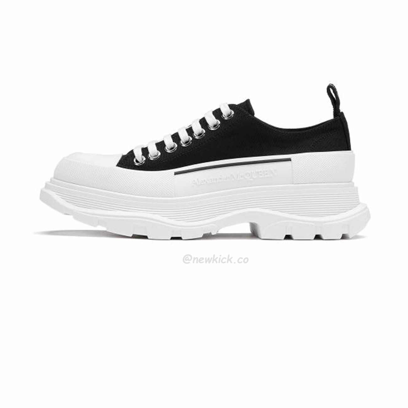 Alexander Mcqueen Tread Slick Low Lace Up Black White (1) - newkick.vip